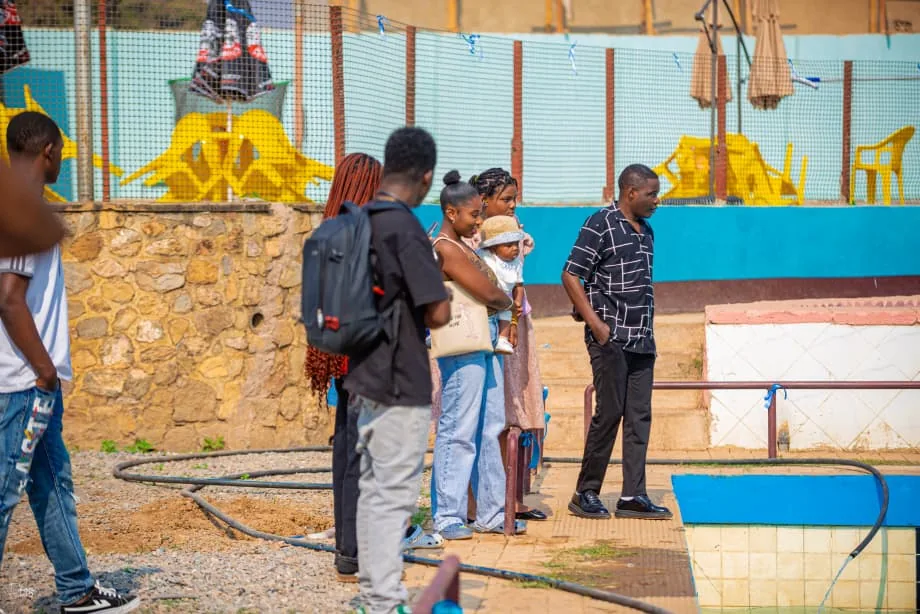 Visiteurs près de la piscine