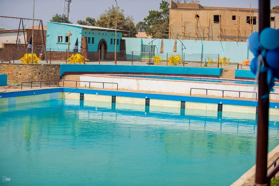 Vue du complexe aquatique et aire de jeux